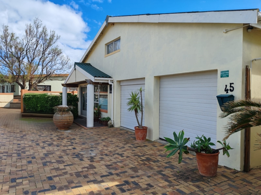 5 Bedroom Property for Sale in Perlemoenbaai Western Cape